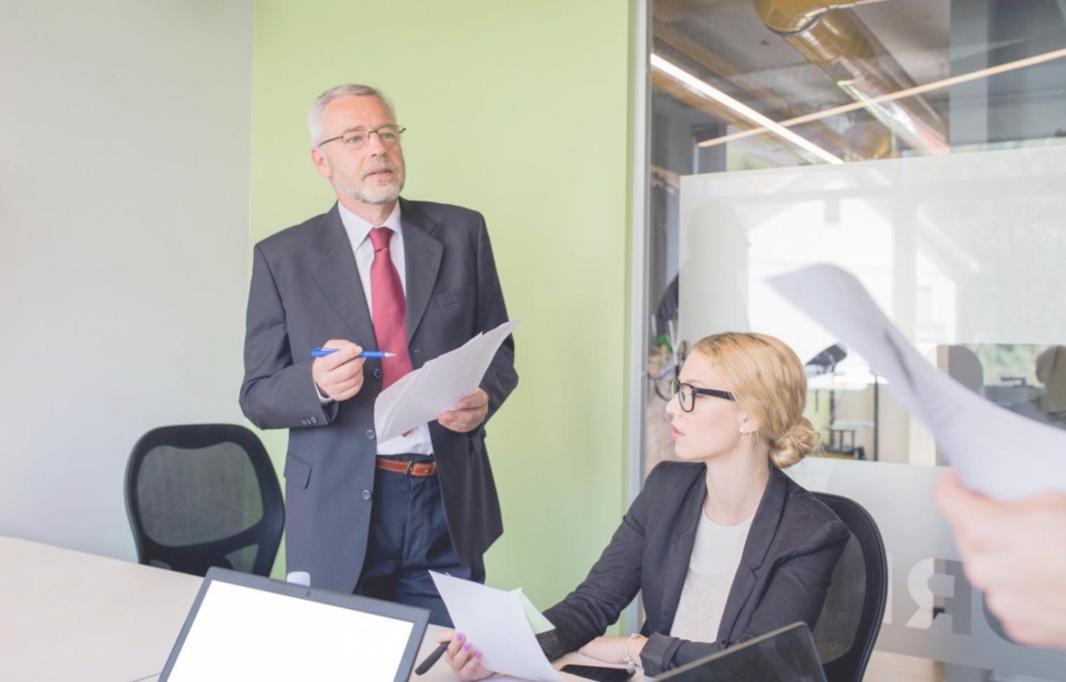 Mentor im Gespräch mit Programmteilnehmern